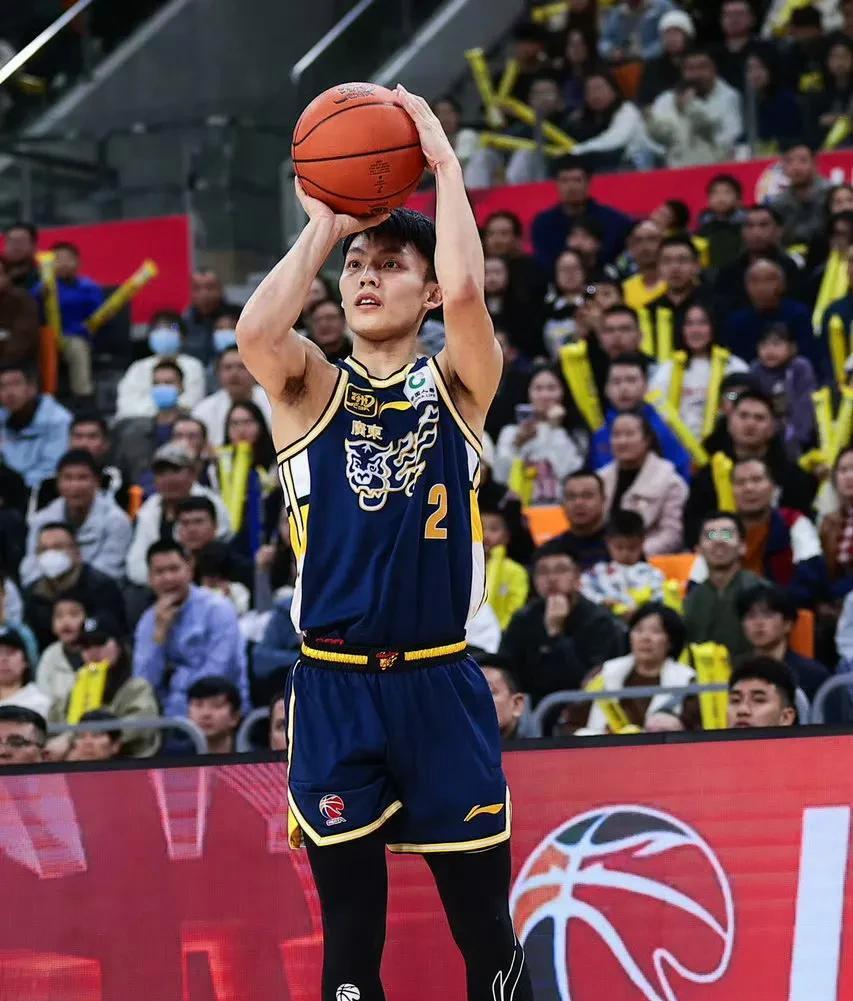 沙巴体育平台-冲刺阶段CBA常规赛焦点战，布莱顿回应争议，悬念犹存，身体对抗强度拉满(cba季后赛4进2打几场)